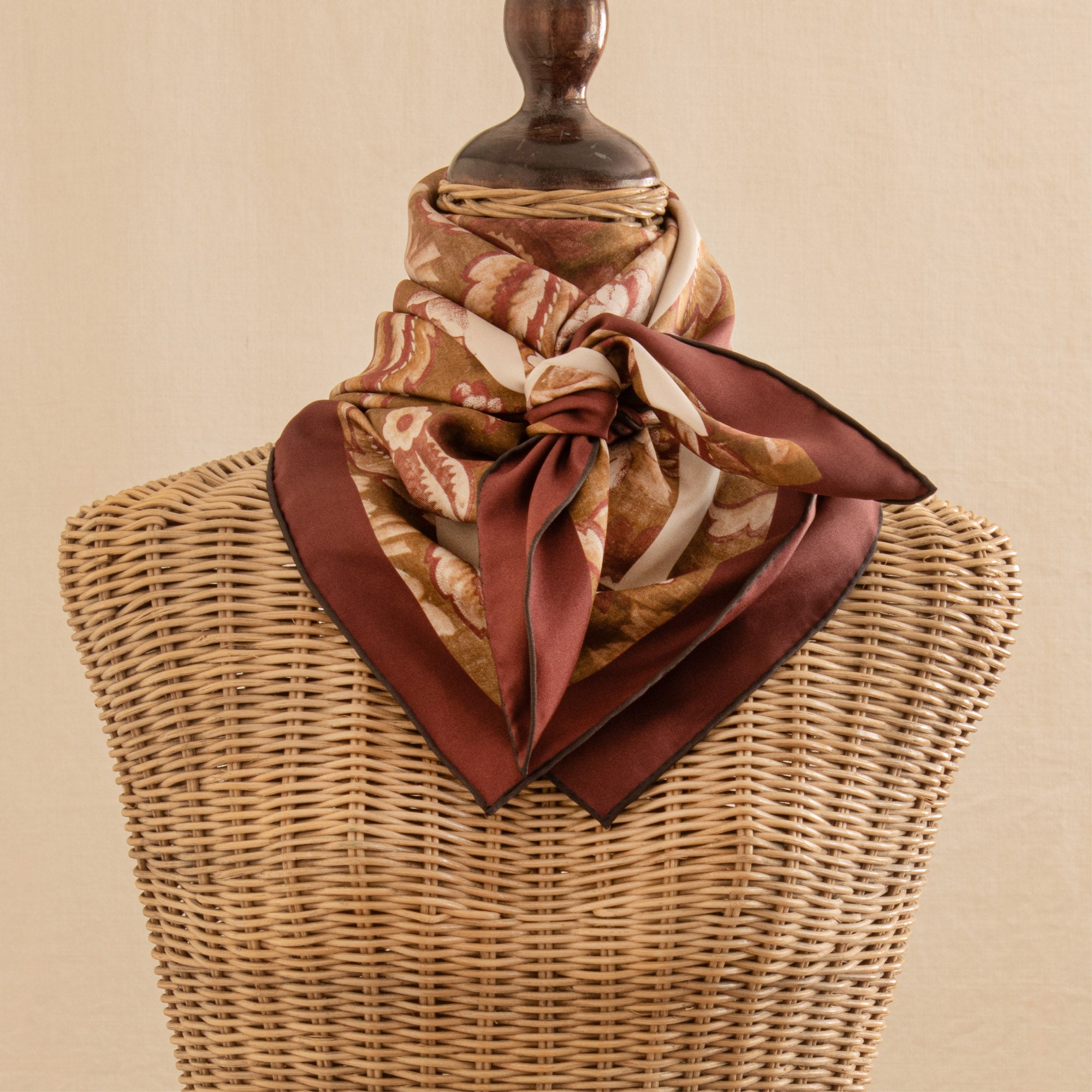 Tapis Noir Klassisk Gyldent Blomstret Tørklæde Classical Beige