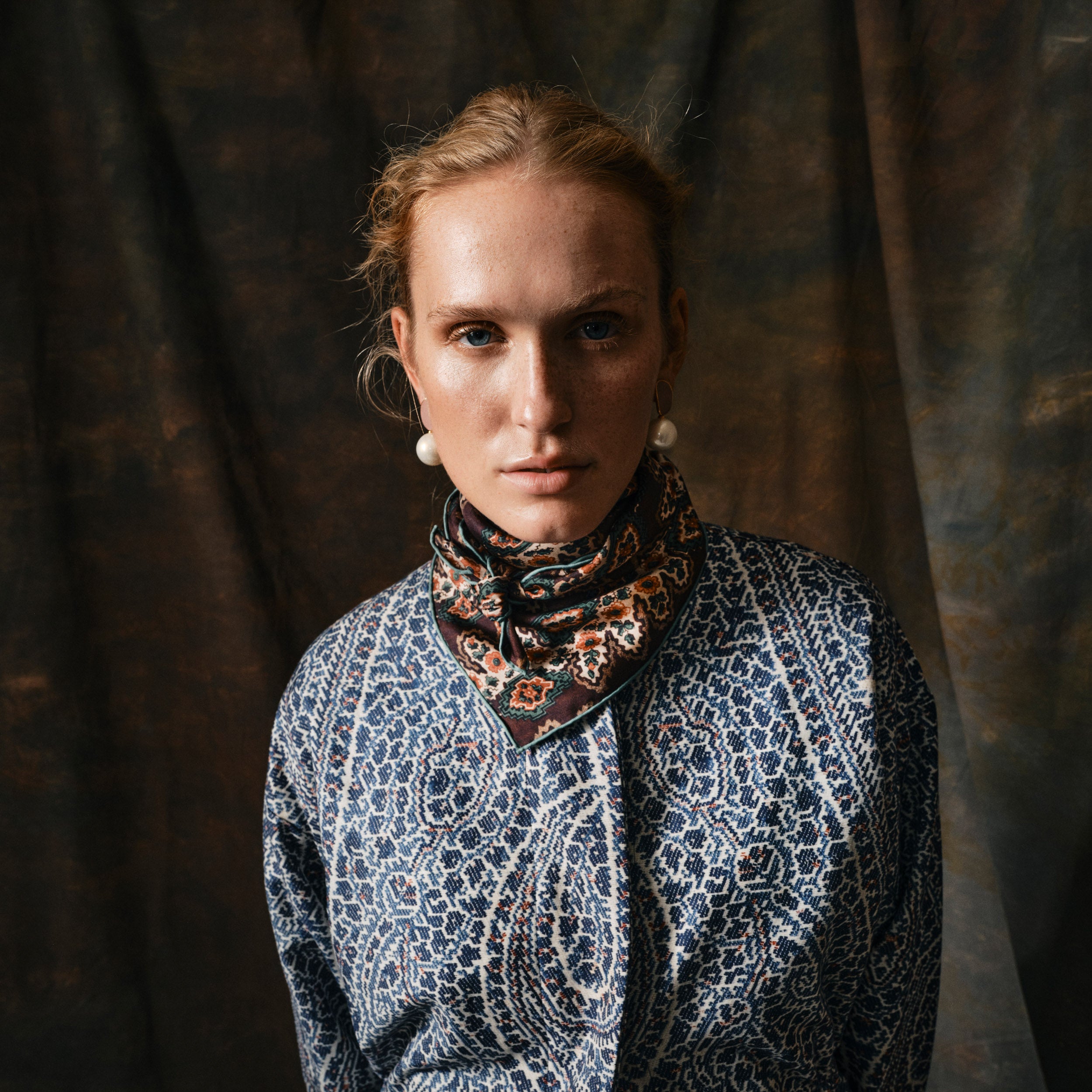 Tapis Noir Klassisk Lille Dara Tørklæde Small Classical Brun