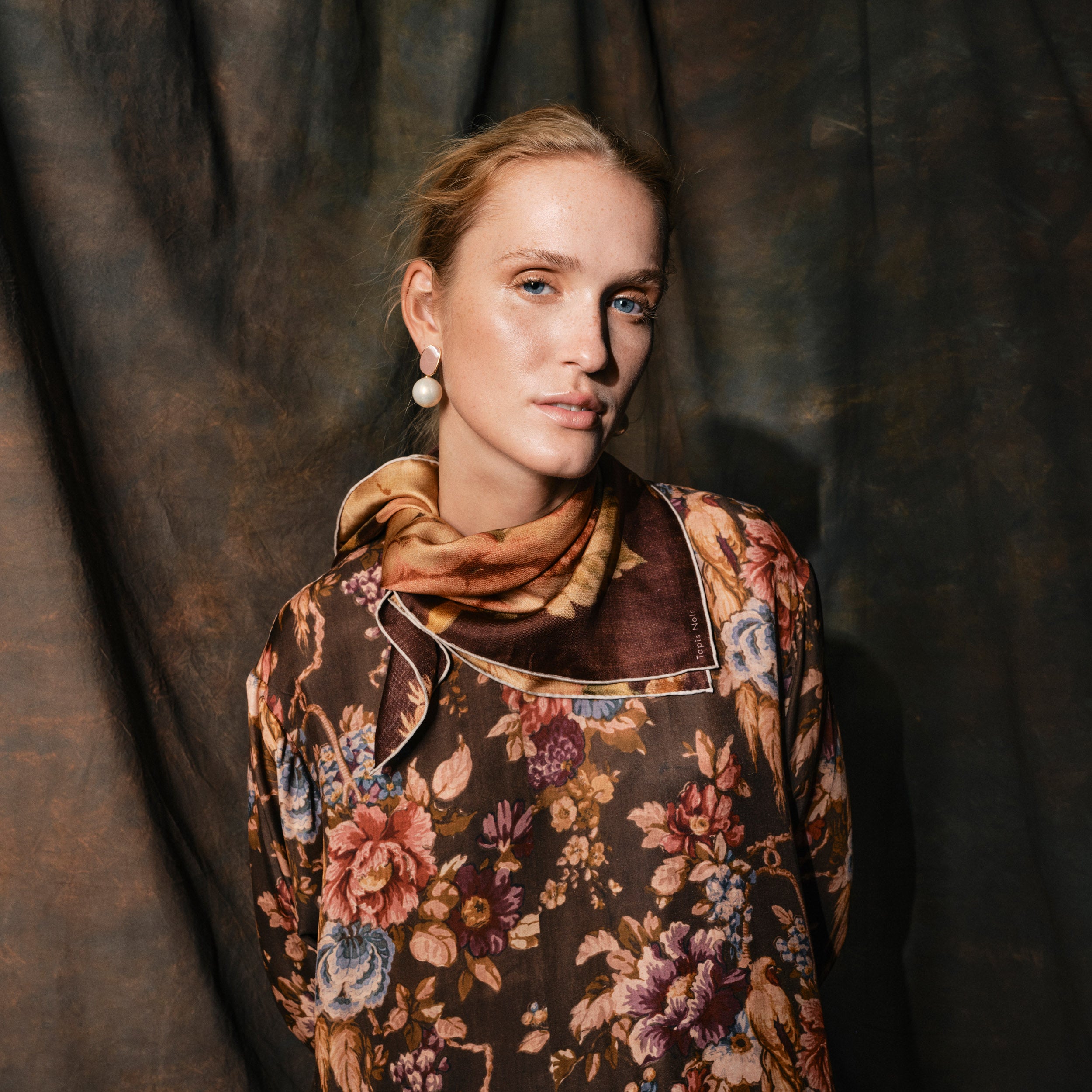 Tapis Noir Klassisk Lille Davina Tørklæde Small Classical Brun