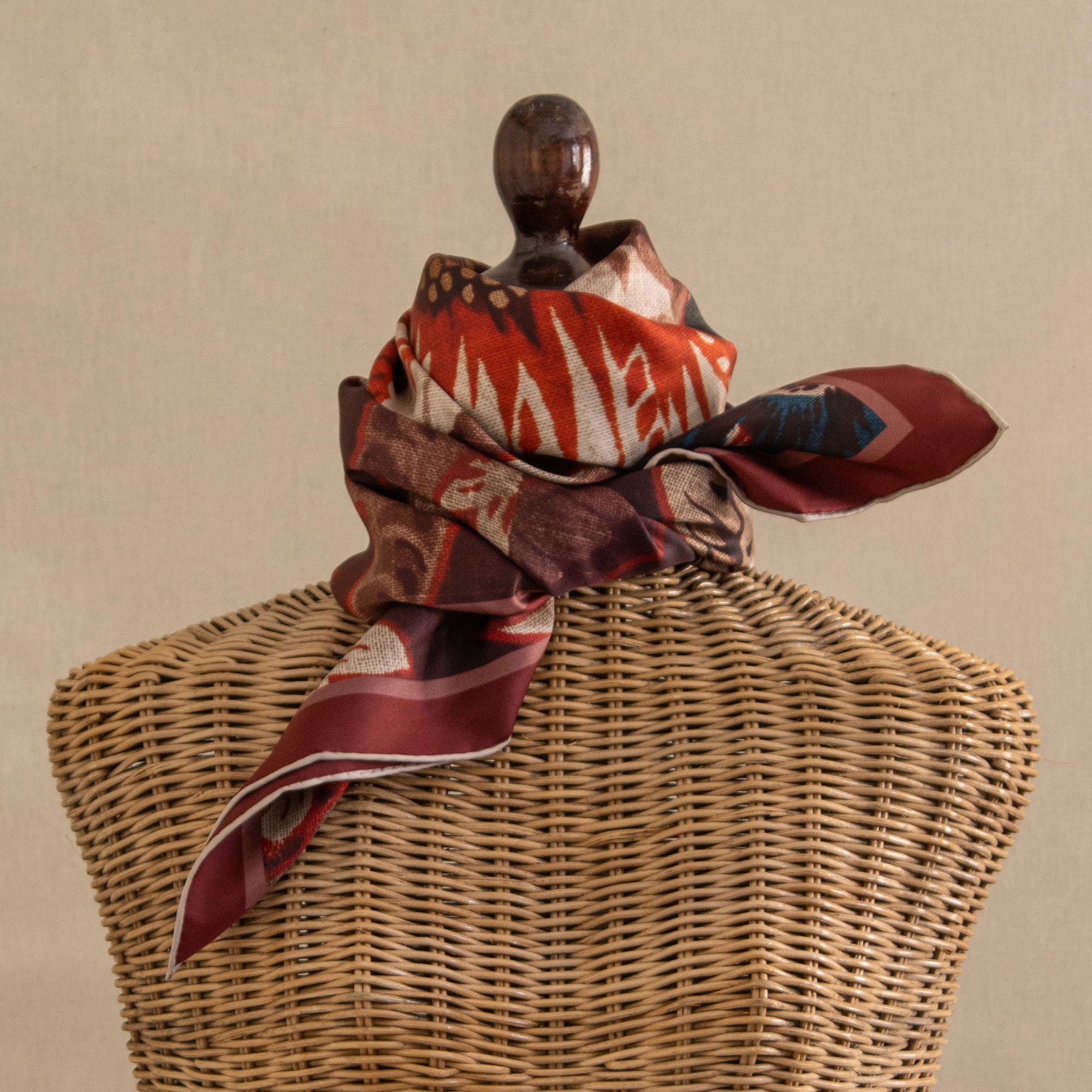 Tapis Noir Klassisk Mørkt Blomstret Tørklæde Classical Bordeaux