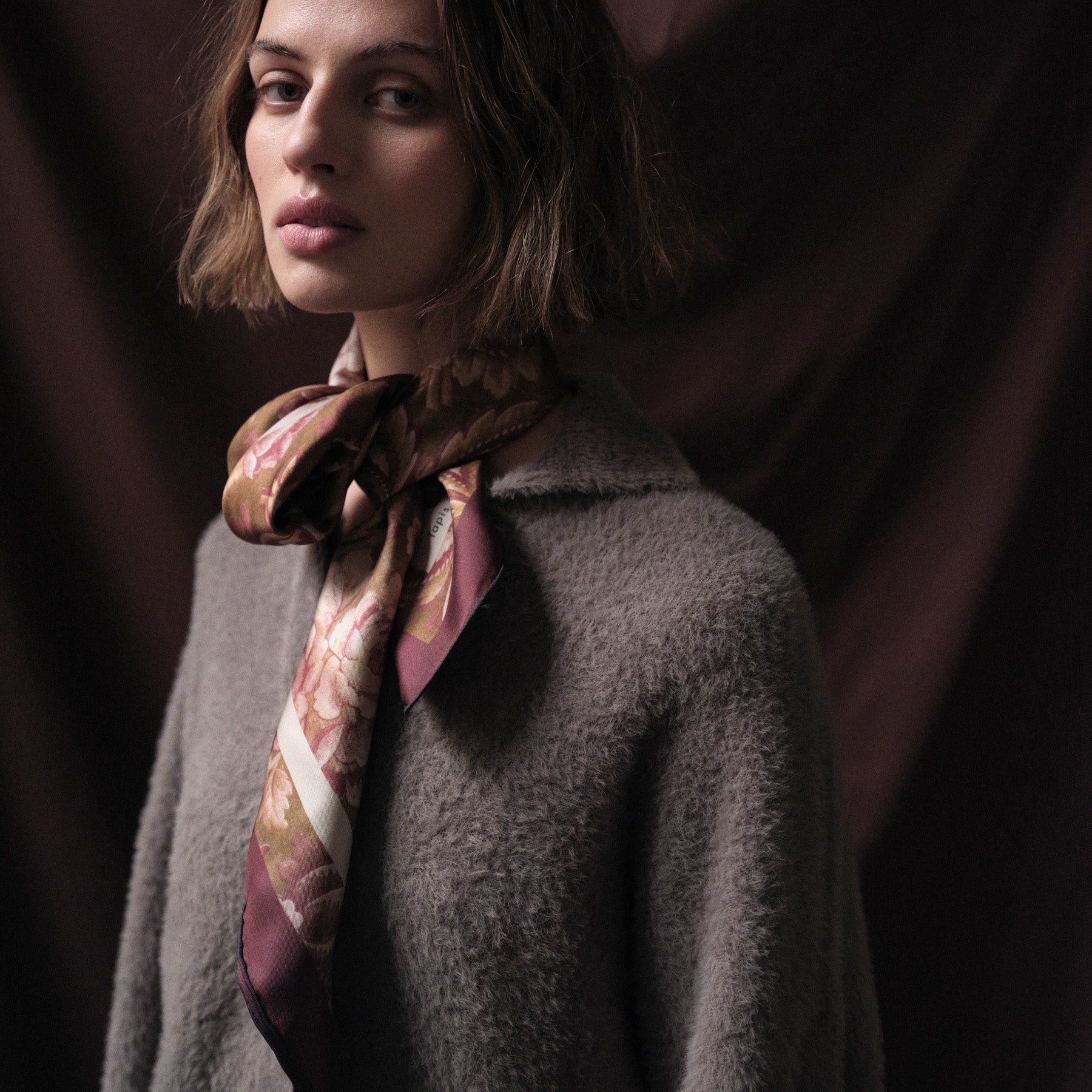 Tapis Noir Klassisk Gyldent Blomstret Tørklæde Classical Beige