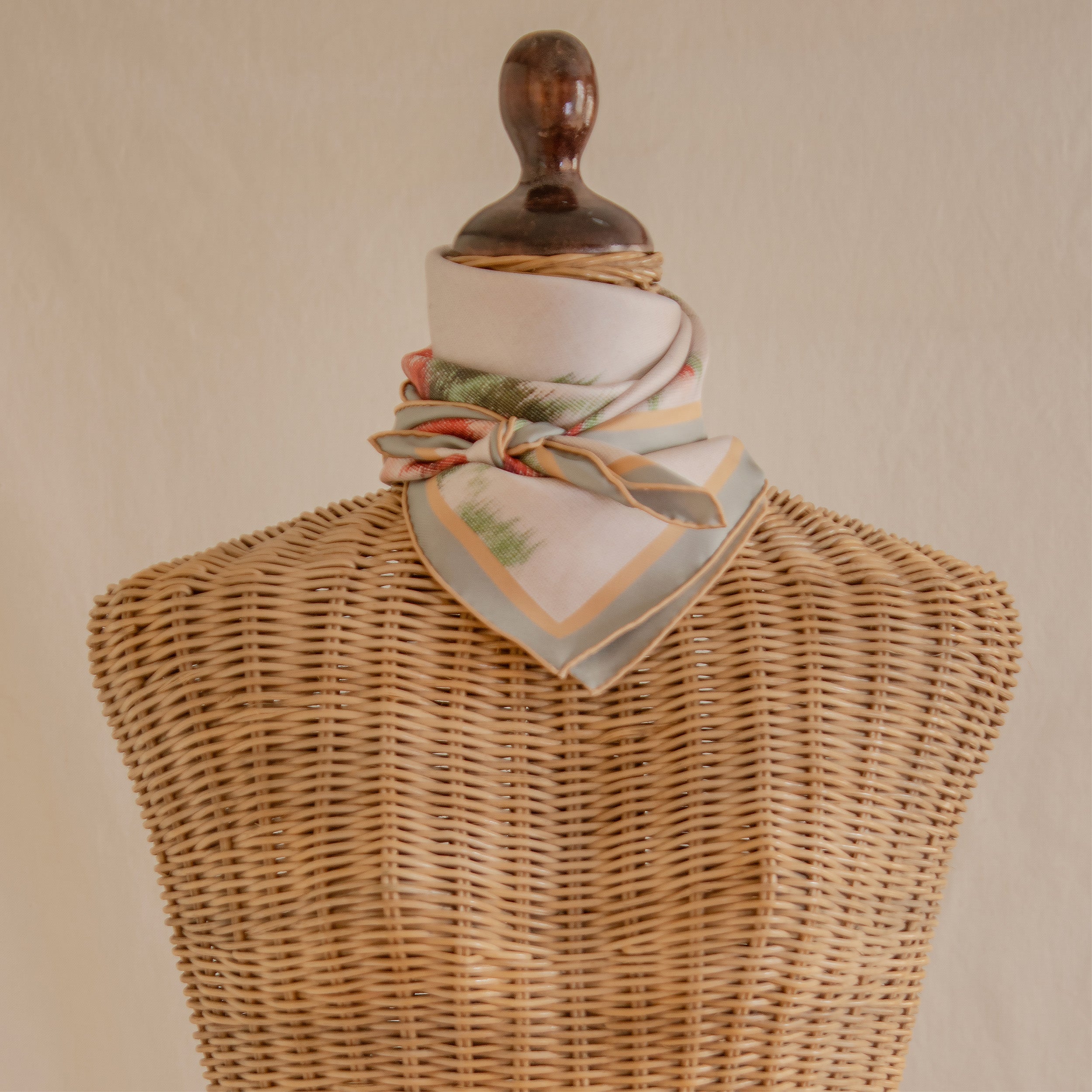 Tapis Noir Lille Klassisk Hvidt Blomstret Tørklæde Small Classical Hvid