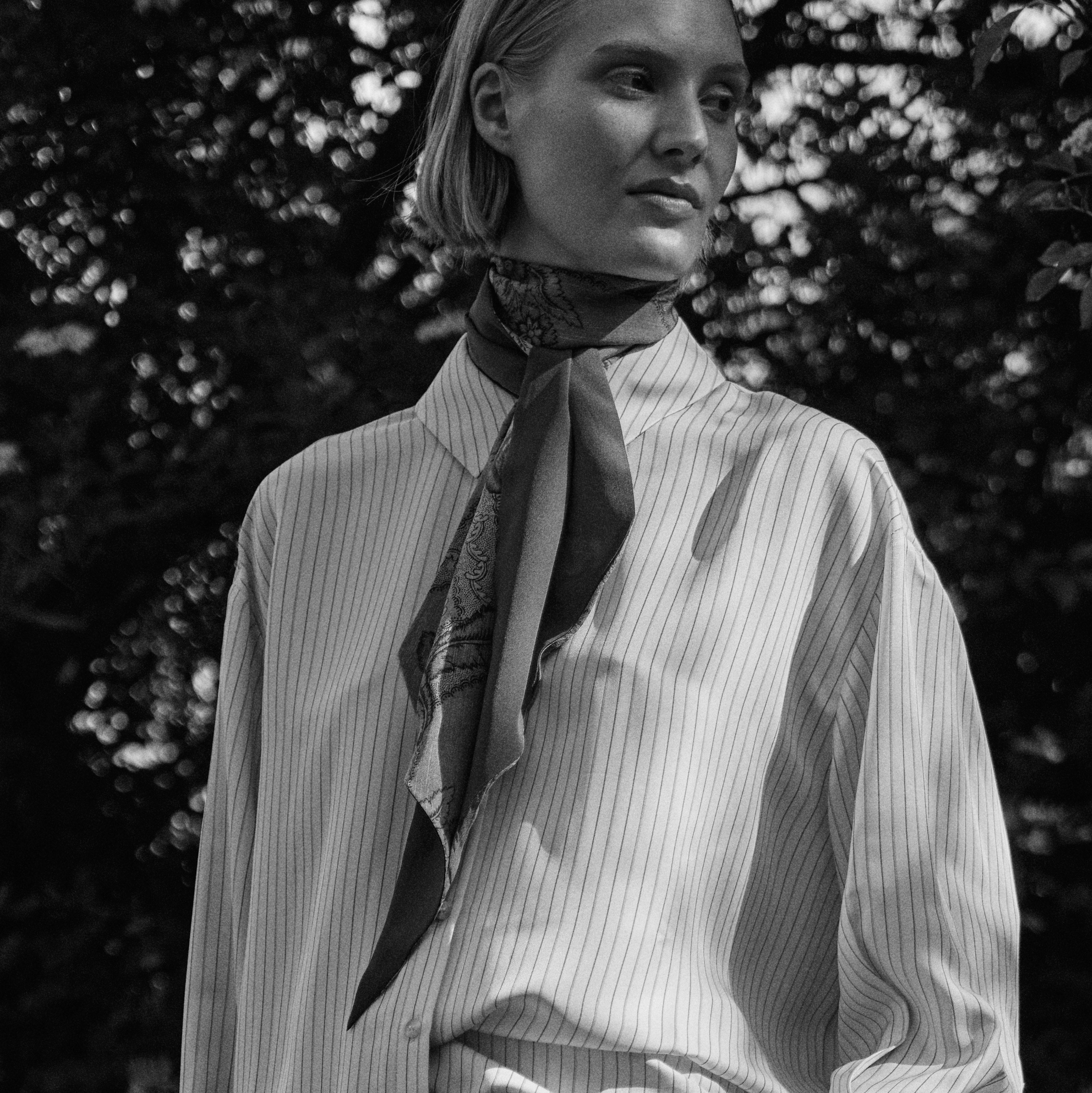 Tapis Noir Smalt Hvidt Blomstret Tørklæde Slim Flerfarvet