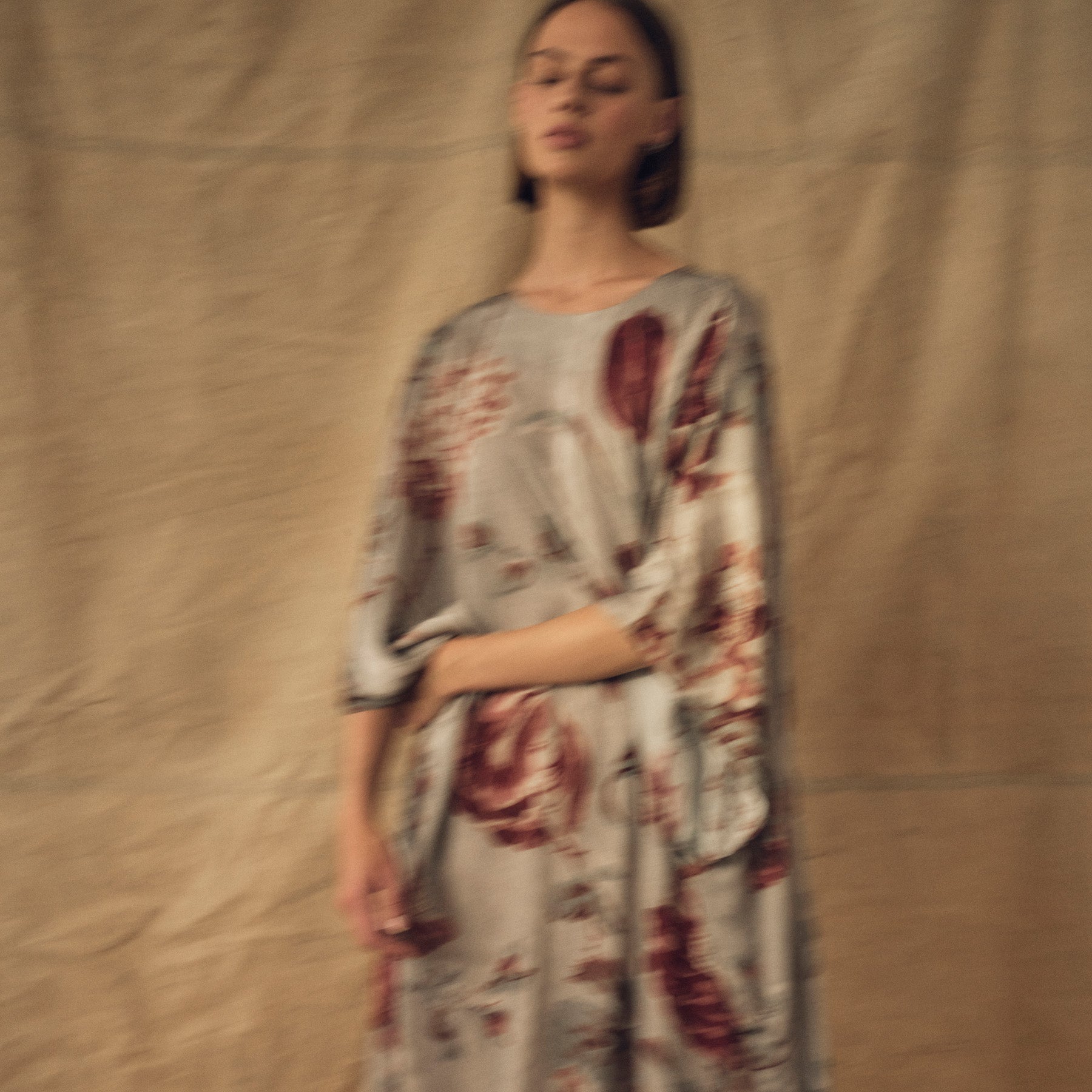 Tapis Noir Alana Kaftan Dress Grå