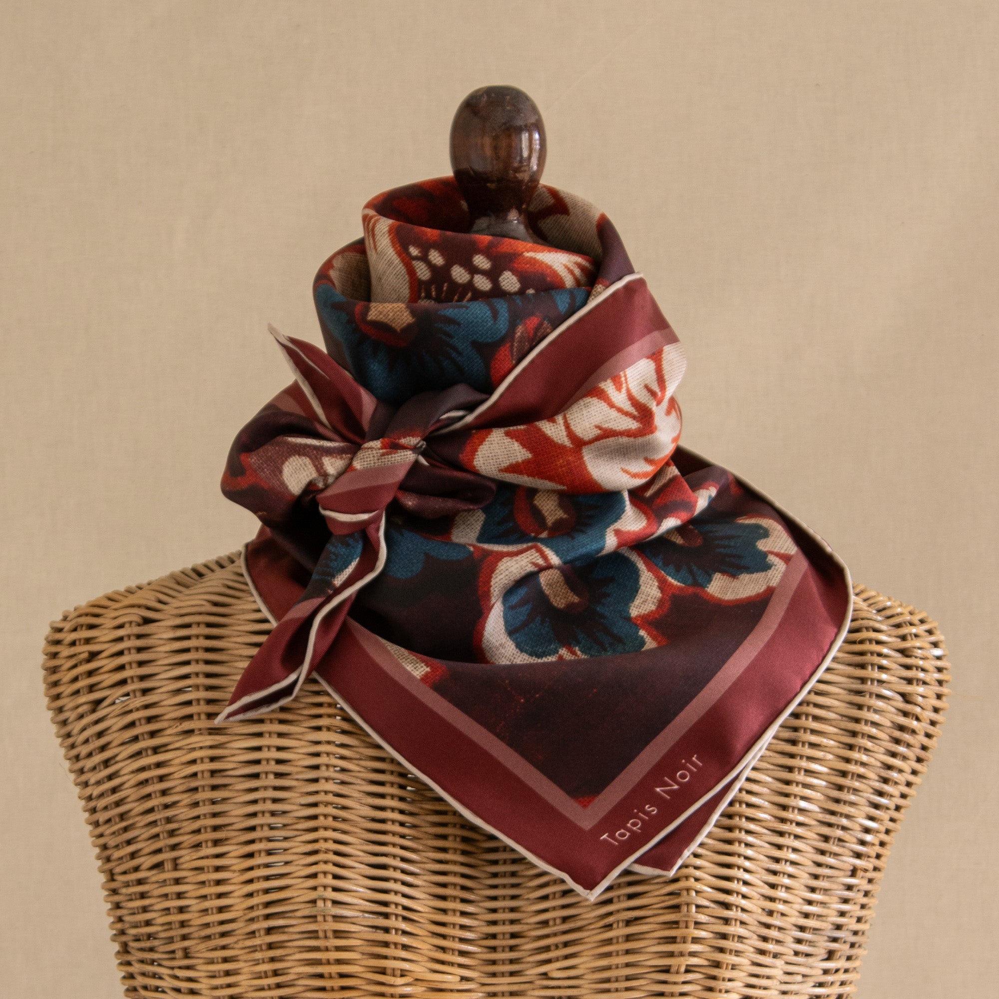 Tapis Noir Klassisk Mørkt Blomstret Tørklæde Classical Bordeaux