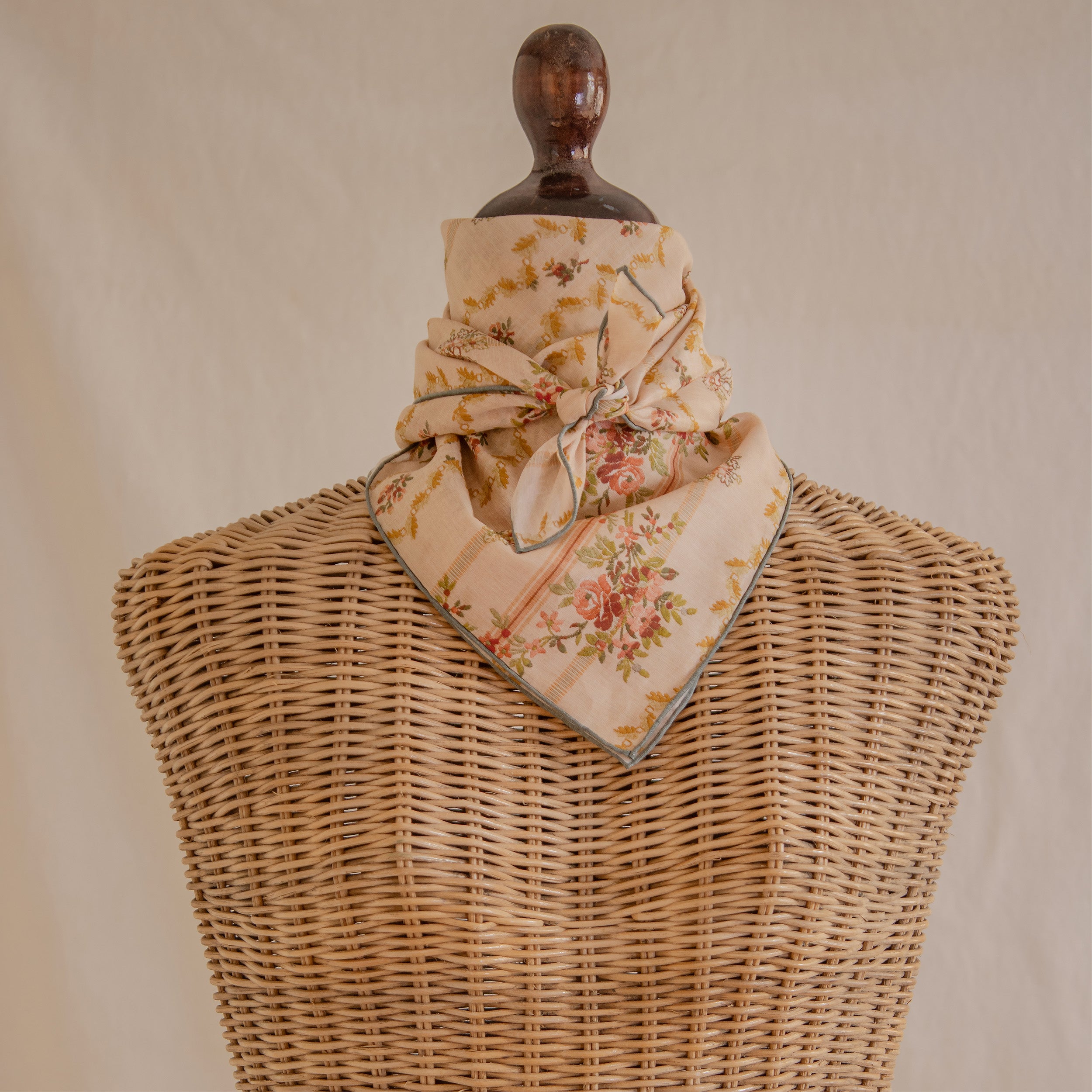 Tapis Noir Let Pastel Stribet Tørklæde Light Beige