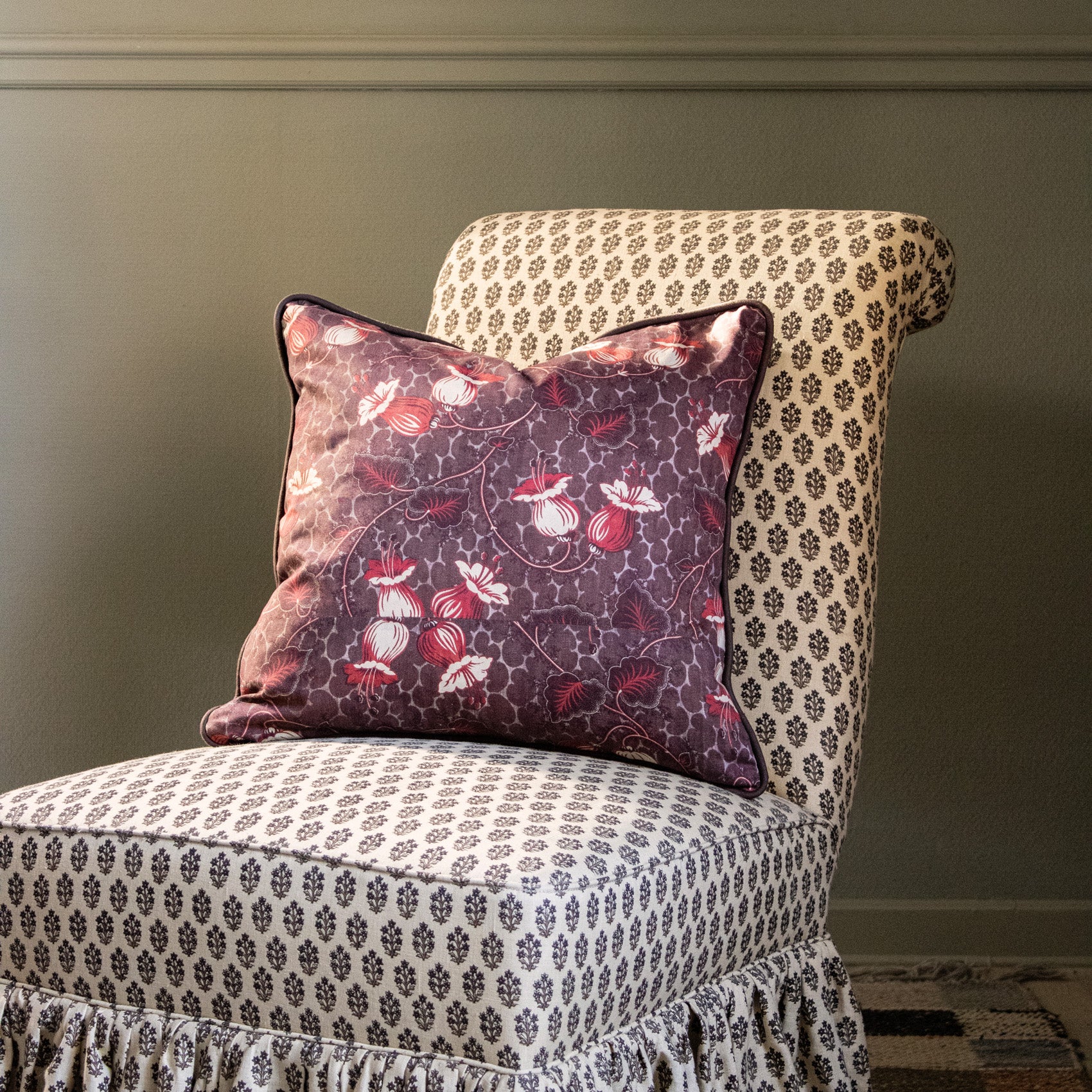 Tapis Noir Mørk Blomstret Pude Cushion Beige