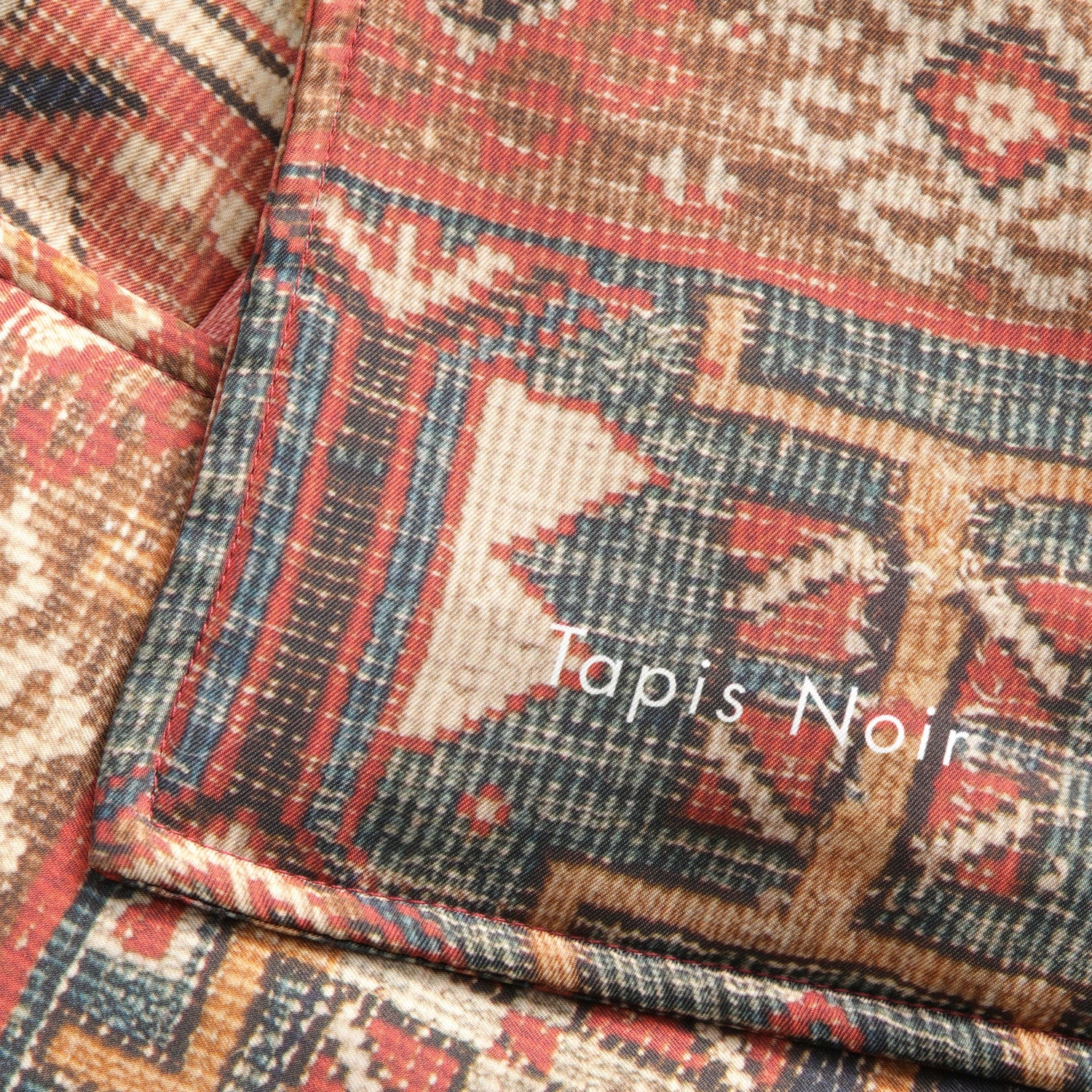 Tapis Noir Puffer Red Scarf Puffer Andre