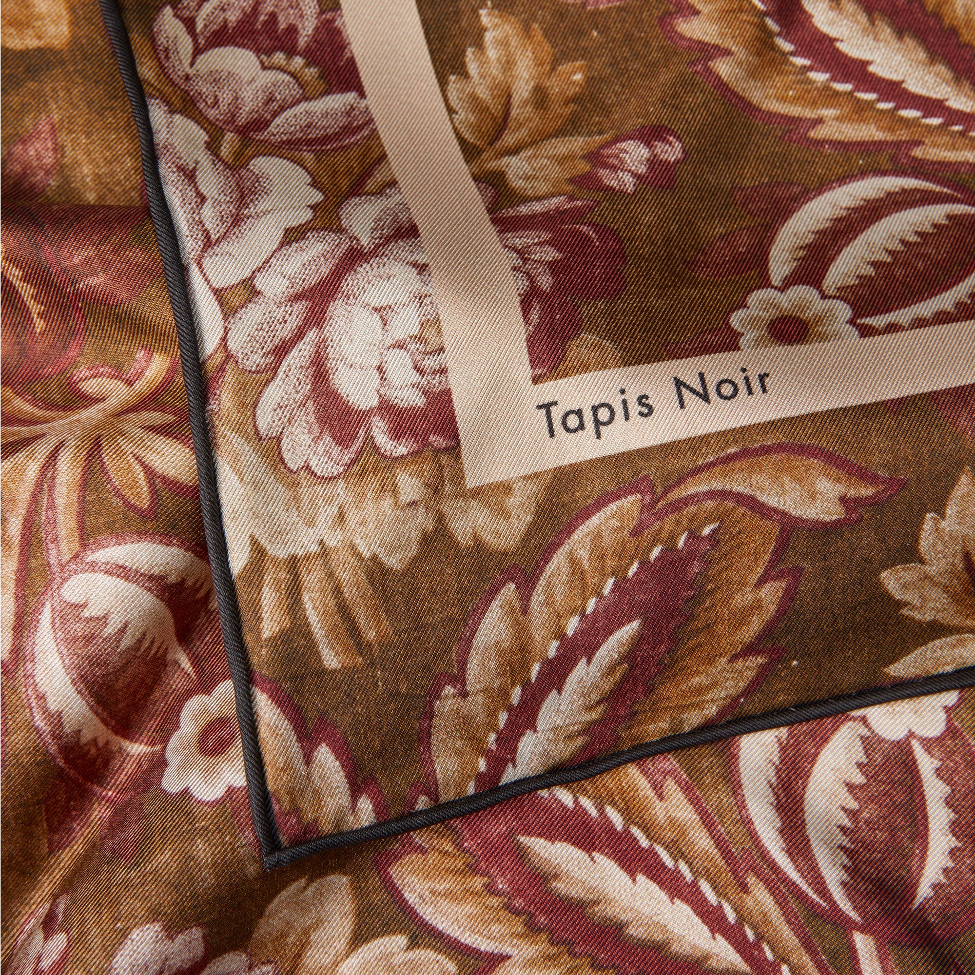 Tapis Noir Lille Klassisk Gyldent Blomstret Tørklæde Small Classical Beige